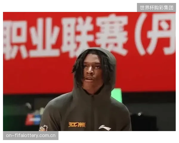 史密斯凭借出色的个人能力领跑得分榜,成为深圳队外线进攻第一选择。 史密斯凭借出色的个人能力领跑得分榜,成为深圳队外线进攻第一选择。